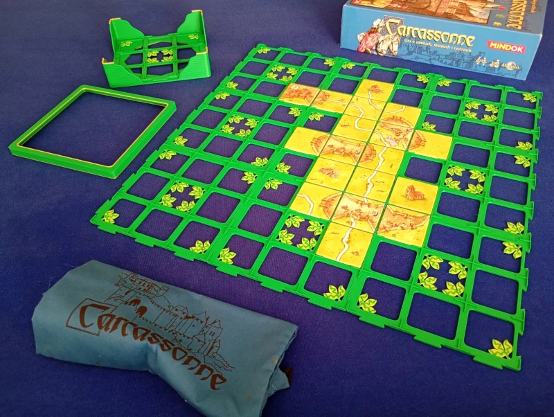 kafle-zielone-z-listkiem-carcassone.jpeg